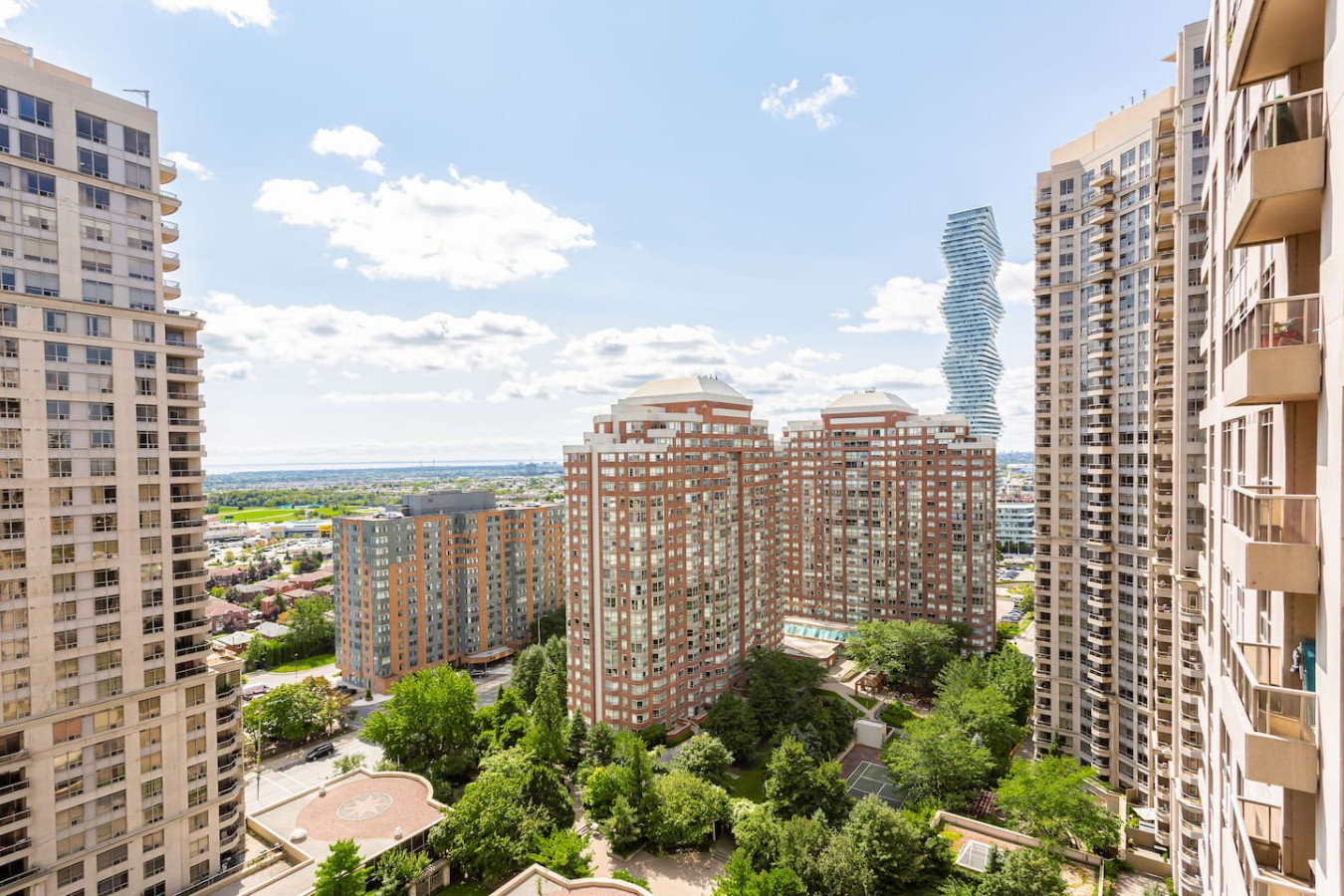 SkyView 2+1 Condo|Stunning Views|Steps to SQ1 Mall photo 2