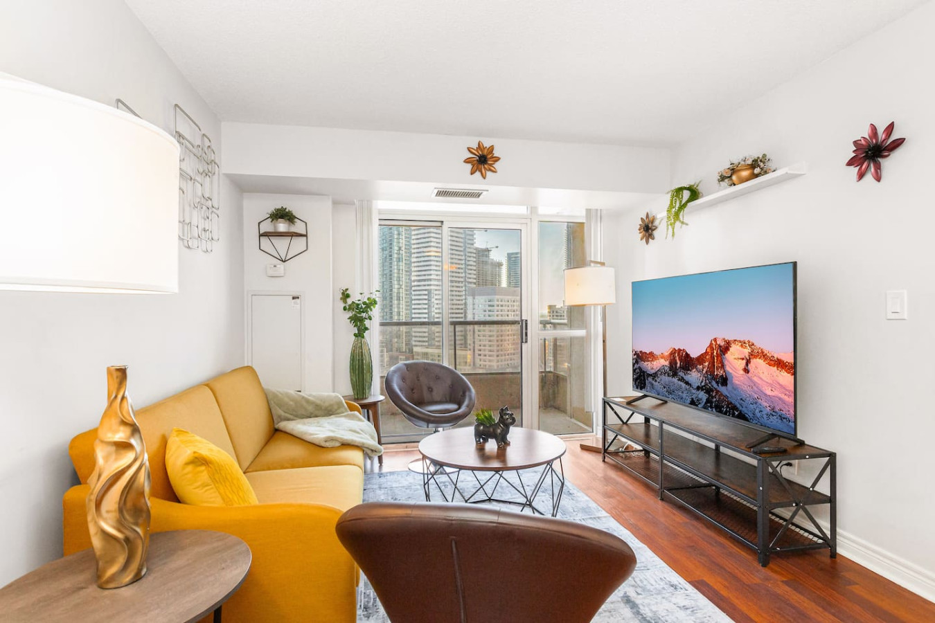 Skyline 3BR Condo | Steps to SQ 1 + Free Parking photo 39