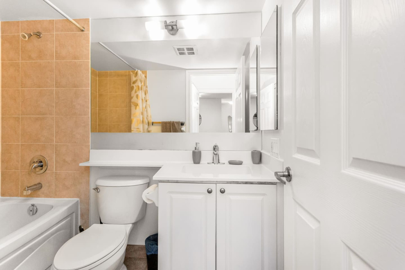 Skyline 3BR Condo | Steps to SQ 1 + Free Parking photo 23