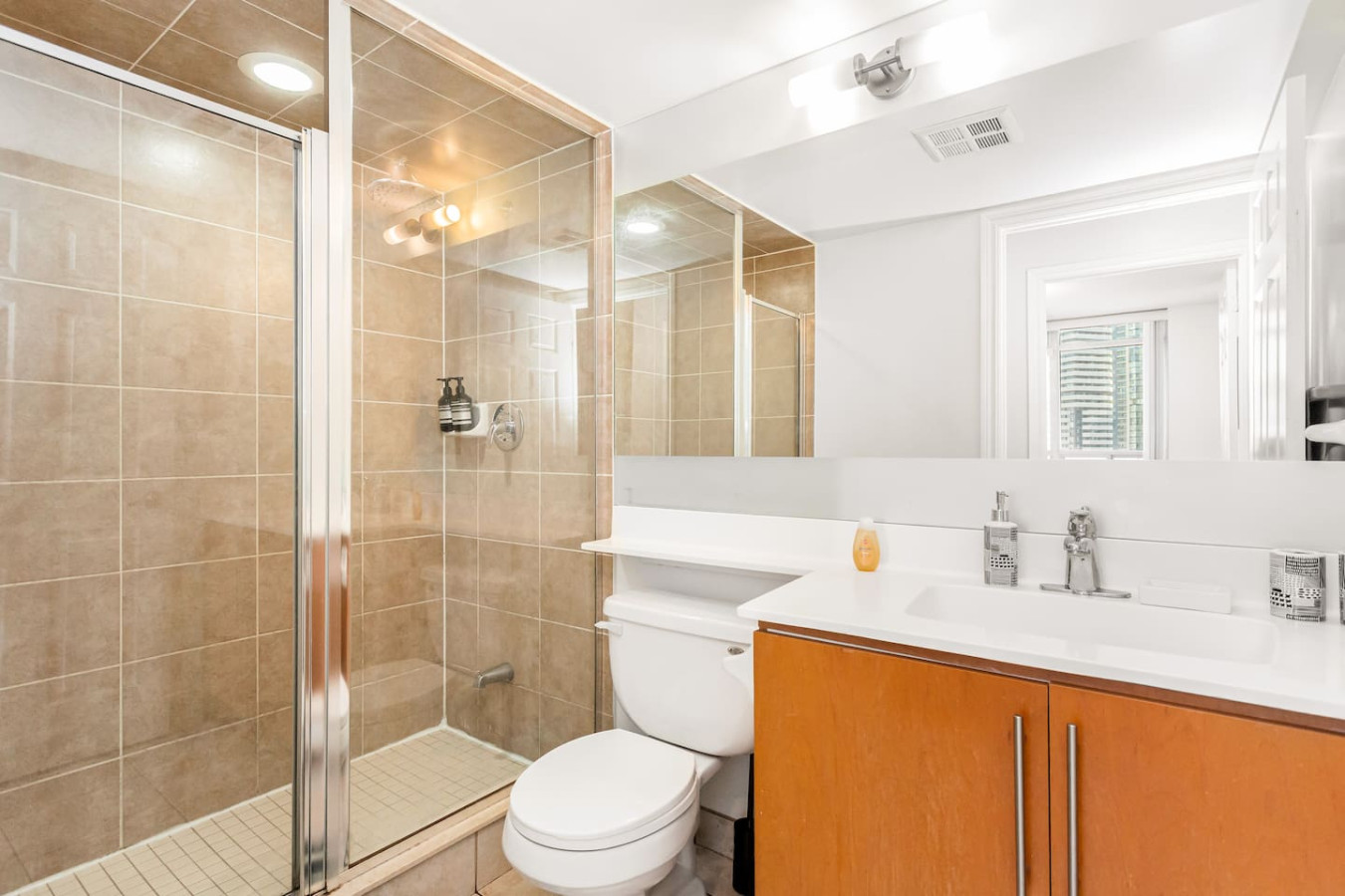 Skyline 3BR Condo | Steps to SQ 1 + Free Parking photo 34