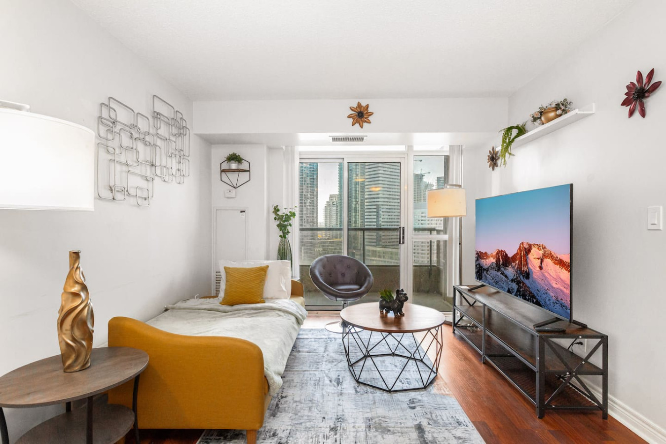 Skyline 3BR Condo | Steps to SQ 1 + Free Parking photo 8