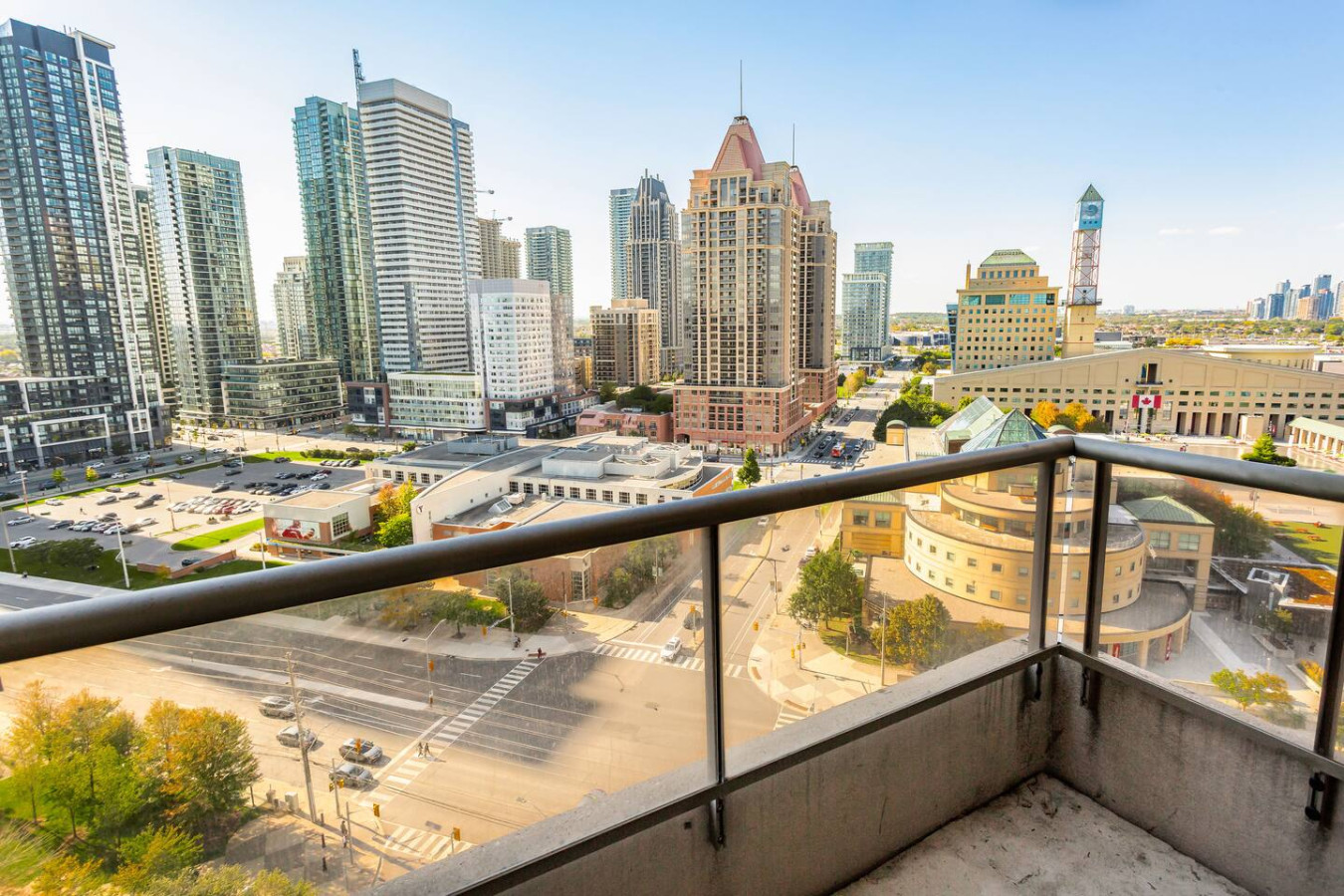 Skyline 3BR Condo | Steps to SQ 1 + Free Parking photo 2