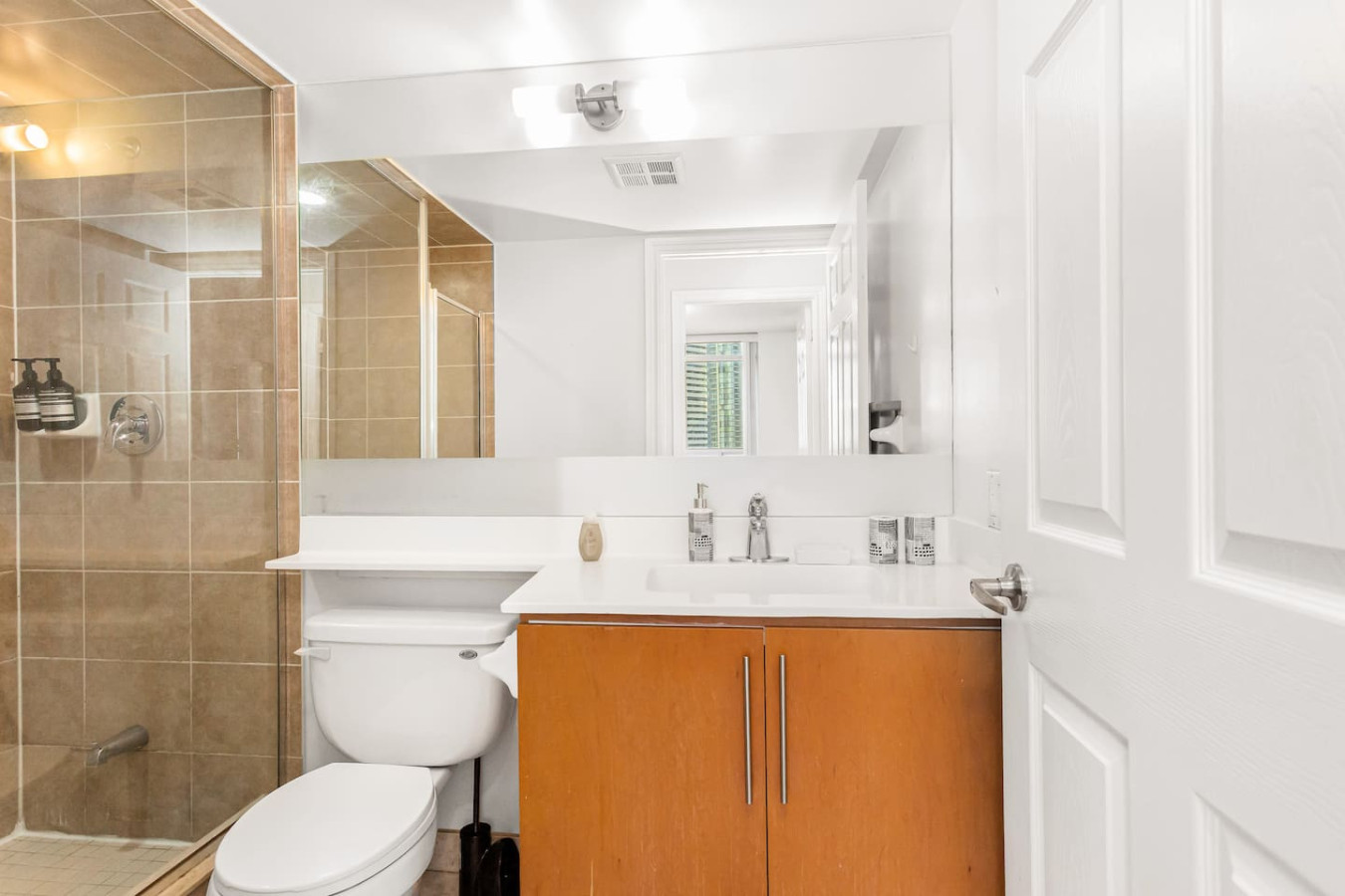 Skyline 3BR Condo | Steps to SQ 1 + Free Parking photo 32
