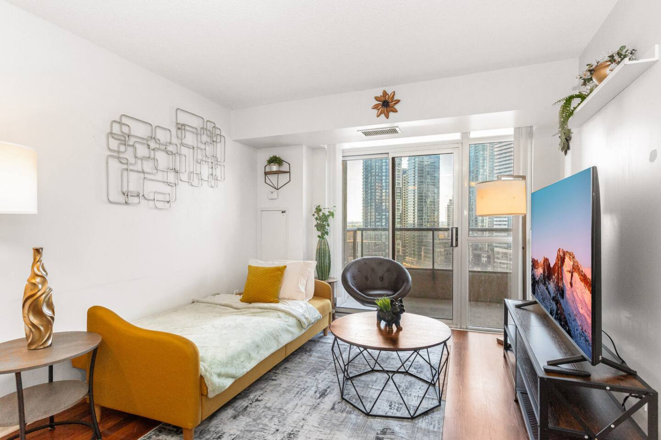 Skyline 3BR Condo | Steps to SQ 1 + Free Parking photo 18