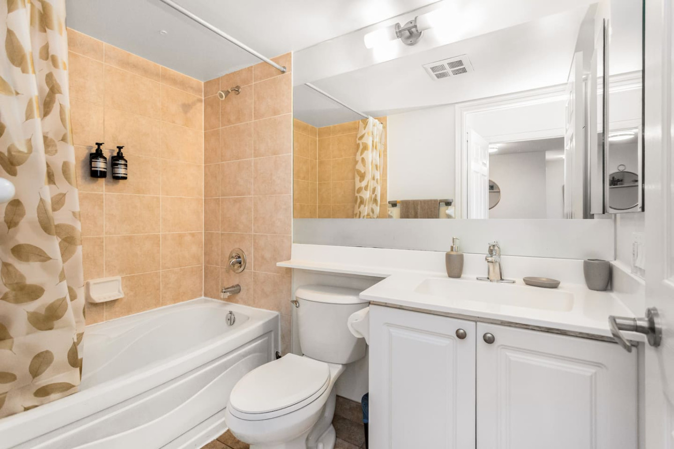 Skyline 3BR Condo | Steps to SQ 1 + Free Parking photo 27