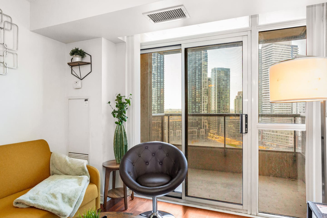 Skyline 3BR Condo | Steps to SQ 1 + Free Parking photo 42