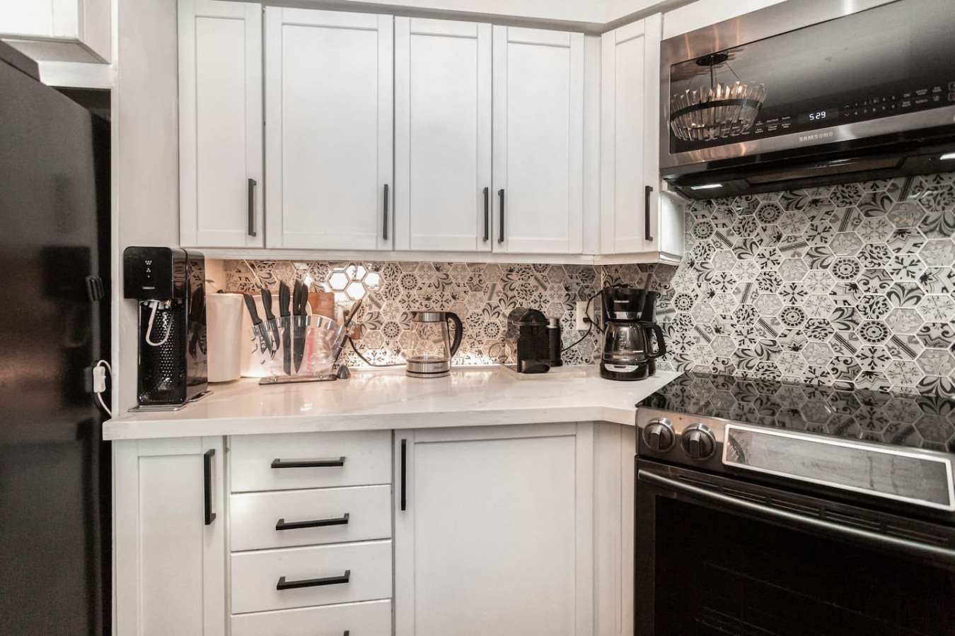 Luxury 2BR+Den | Steps from SQ1 | Panoramic Views! photo 16