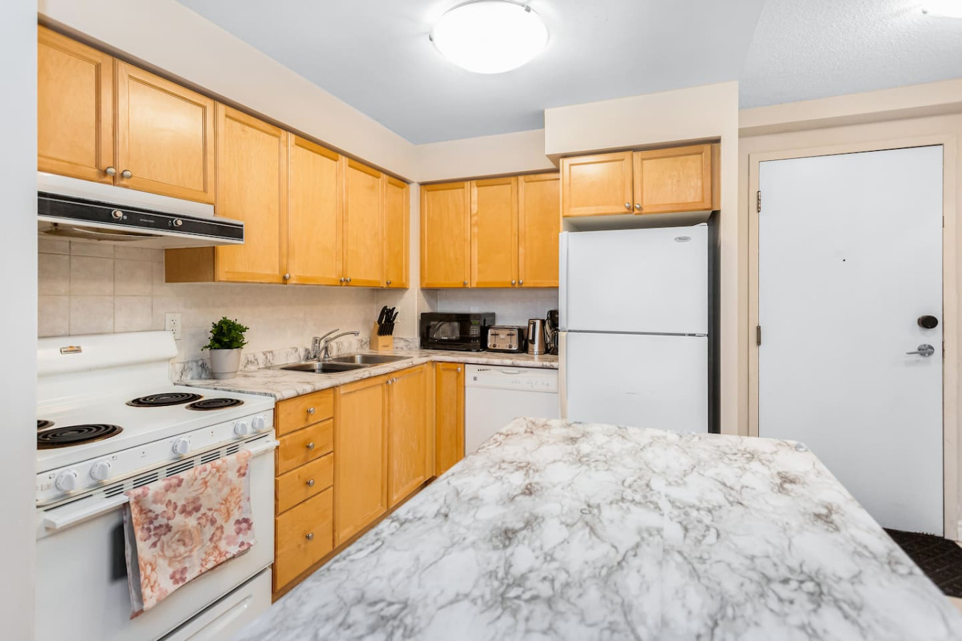 High-End 2BR/2BA Condo-Steps to Square One Mall photo 22