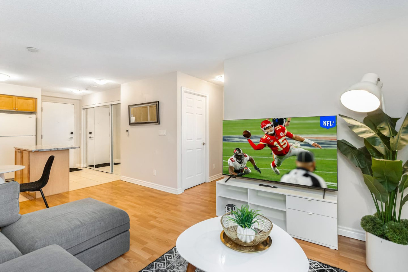 High-End 2BR/2BA Condo-Steps to Square One Mall photo 19