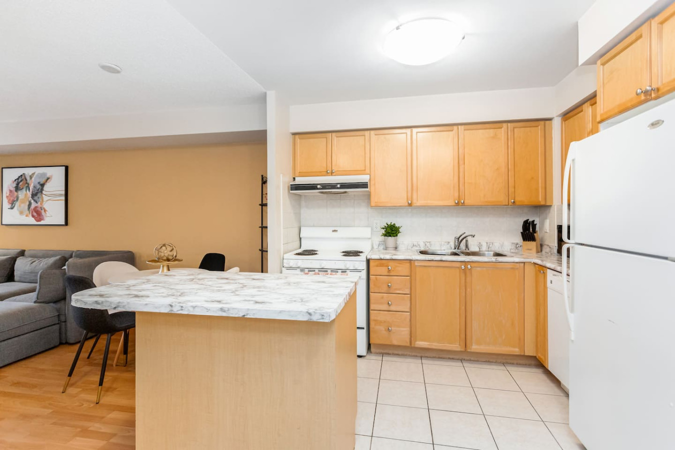 High-End 2BR/2BA Condo-Steps to Square One Mall photo 25