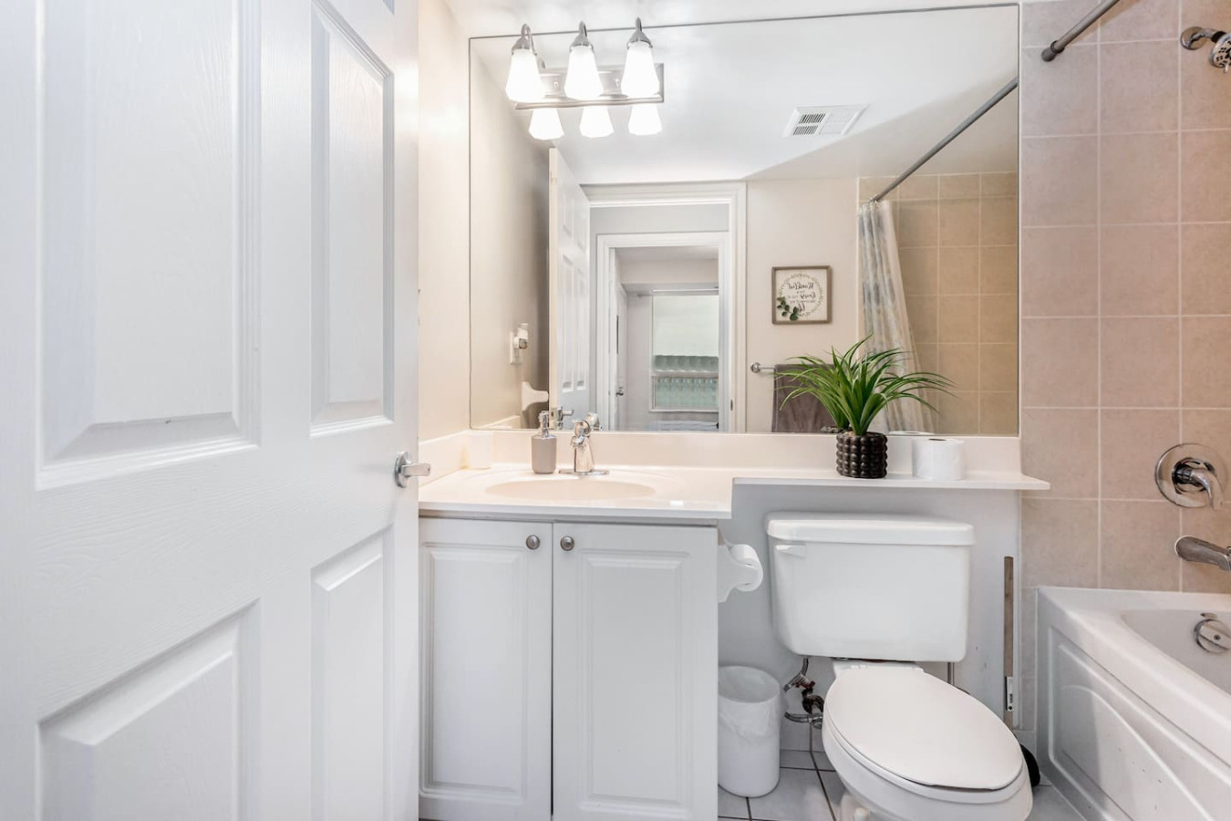 High-End 2BR/2BA Condo-Steps to Square One Mall photo 38