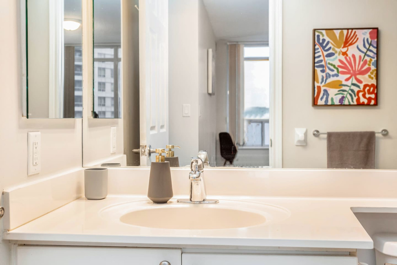 High-End 2BR/2BA Condo-Steps to Square One Mall photo 32