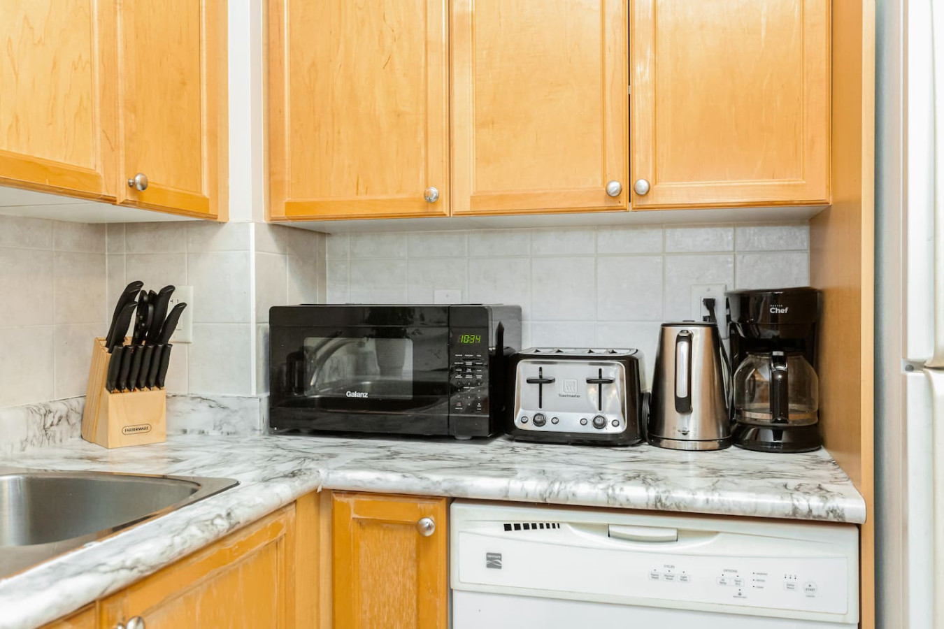 High-End 2BR/2BA Condo-Steps to Square One Mall photo 26