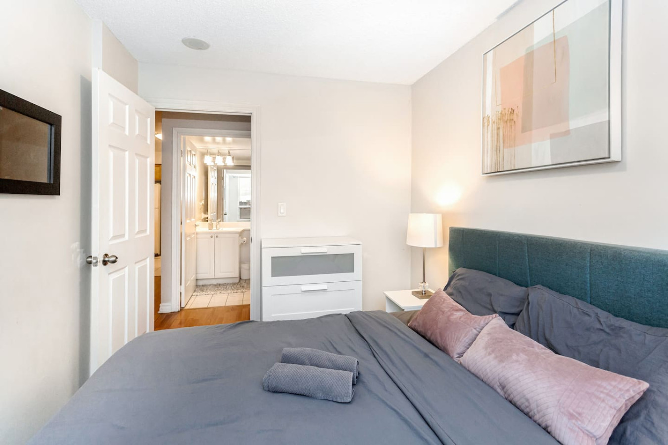 High-End 2BR/2BA Condo-Steps to Square One Mall photo 39