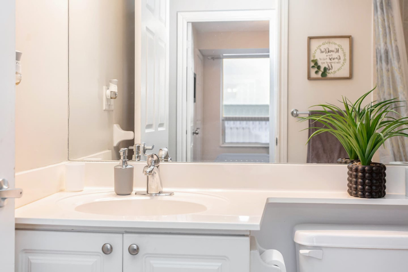 High-End 2BR/2BA Condo-Steps to Square One Mall photo 41