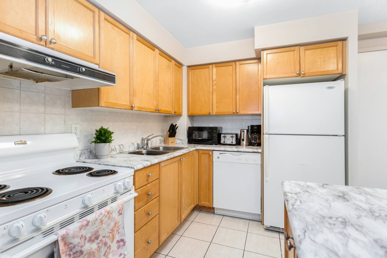 High-End 2BR/2BA Condo-Steps to Square One Mall photo 24