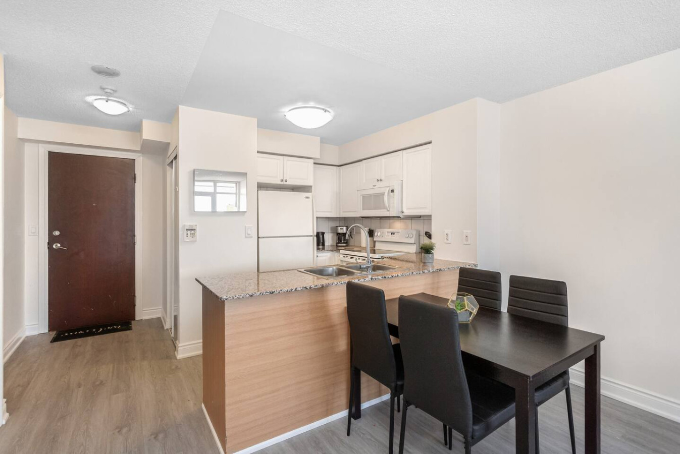 Stylish 2BR Retreat Steps to SQ1 | Prime Location photo 4