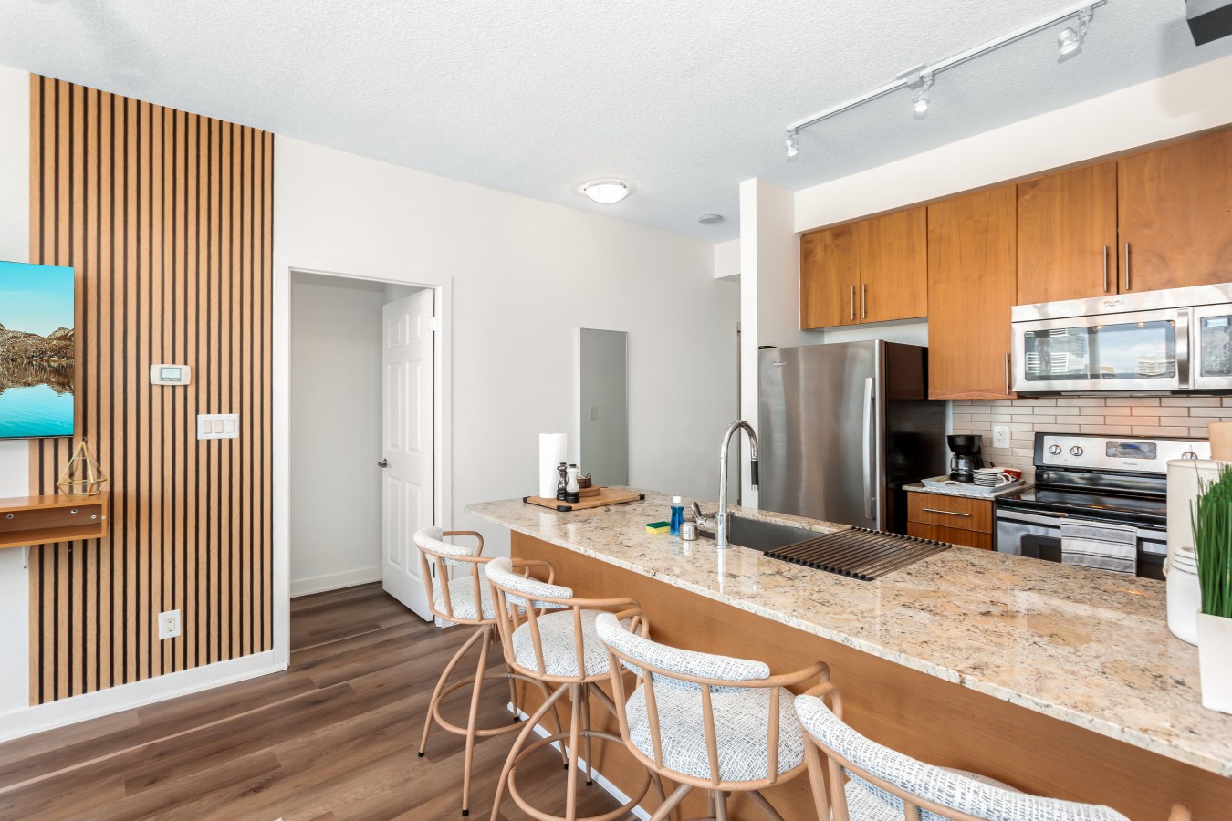 Sky-High 2BR/2BA Condo | Best City Views+Parking — furnished suite photo 32 in Mississauga