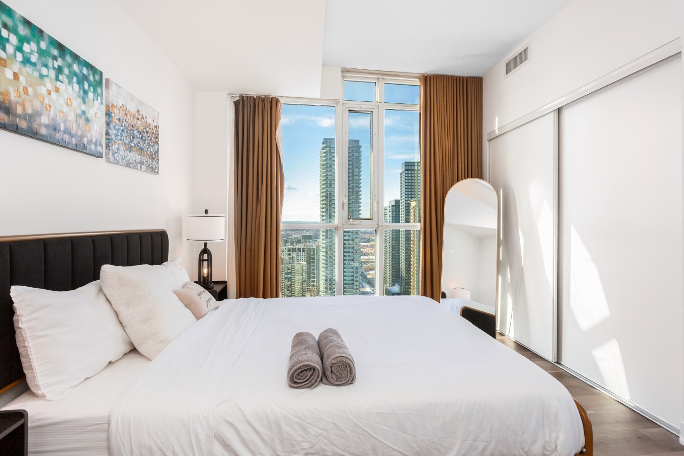Sky-High 2BR/2BA Condo | Best City Views+Parking — furnished suite photo 43 in Mississauga