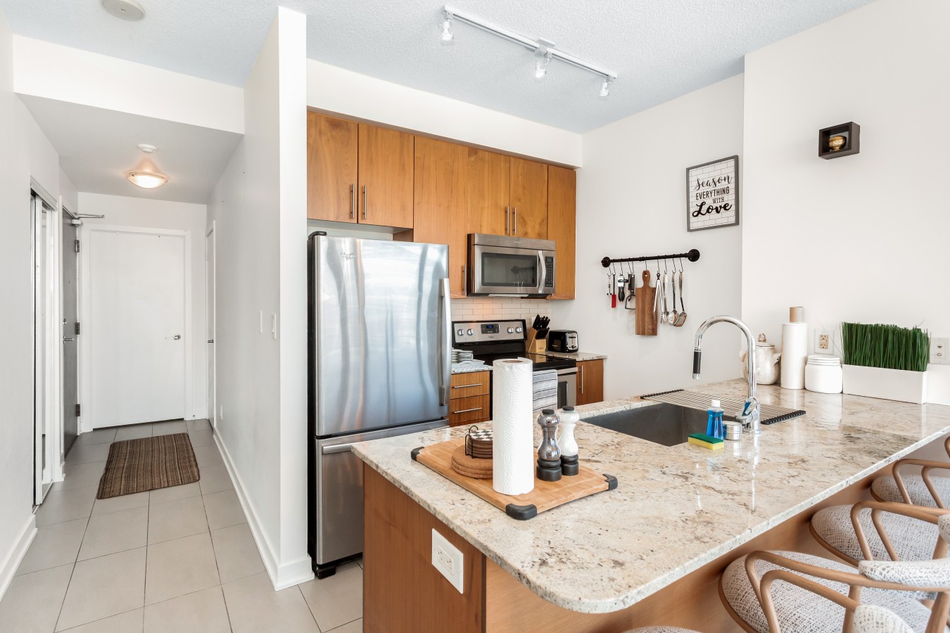 Sky-High 2BR/2BA Condo | Best City Views+Parking — furnished suite photo 18 in Mississauga