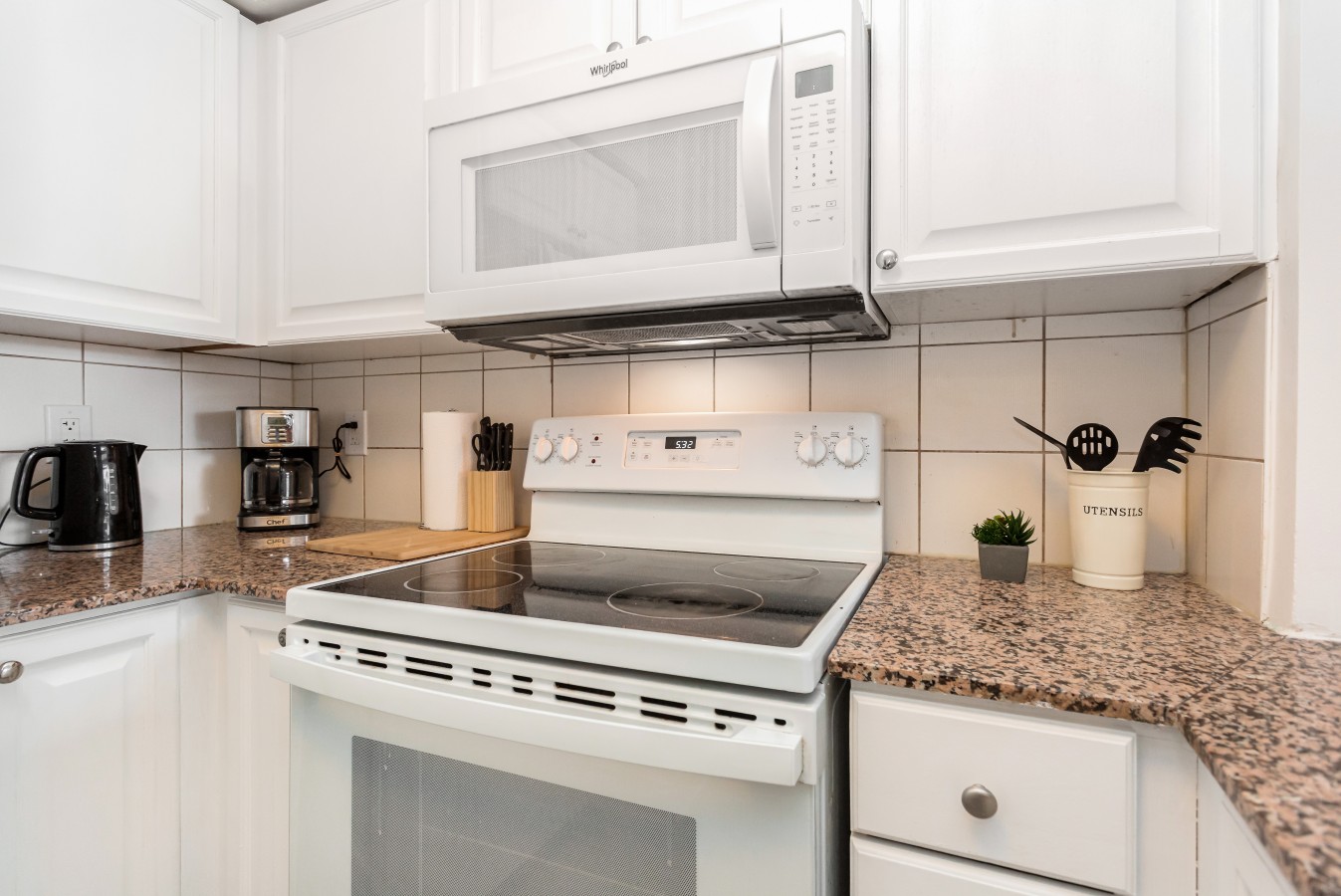 Sleek 2BR Stay Near Square One & Downtown — furnished suite photo 23 in Mississauga