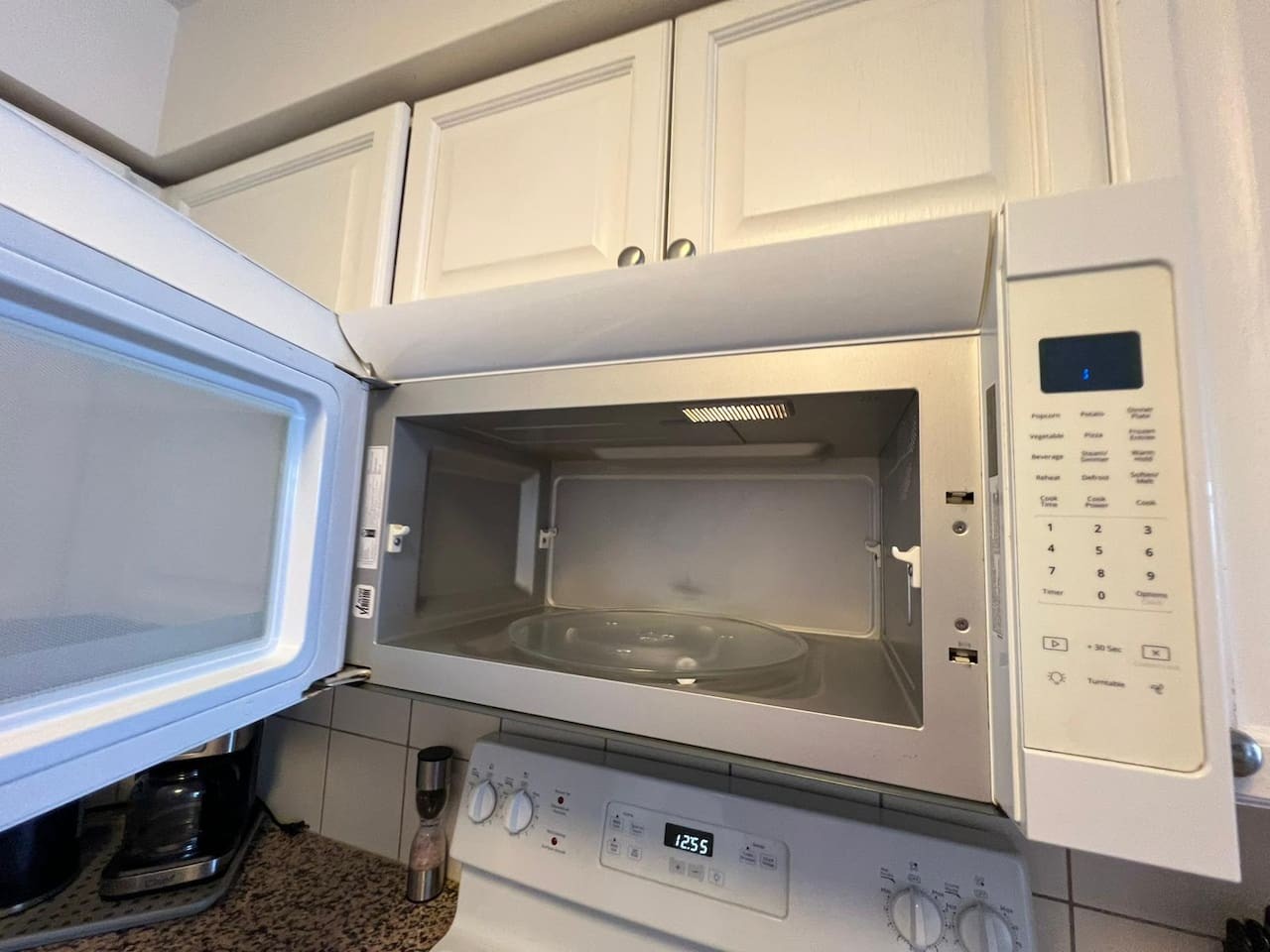 Sleek 2BR Stay Near Square One & Downtown photo 8