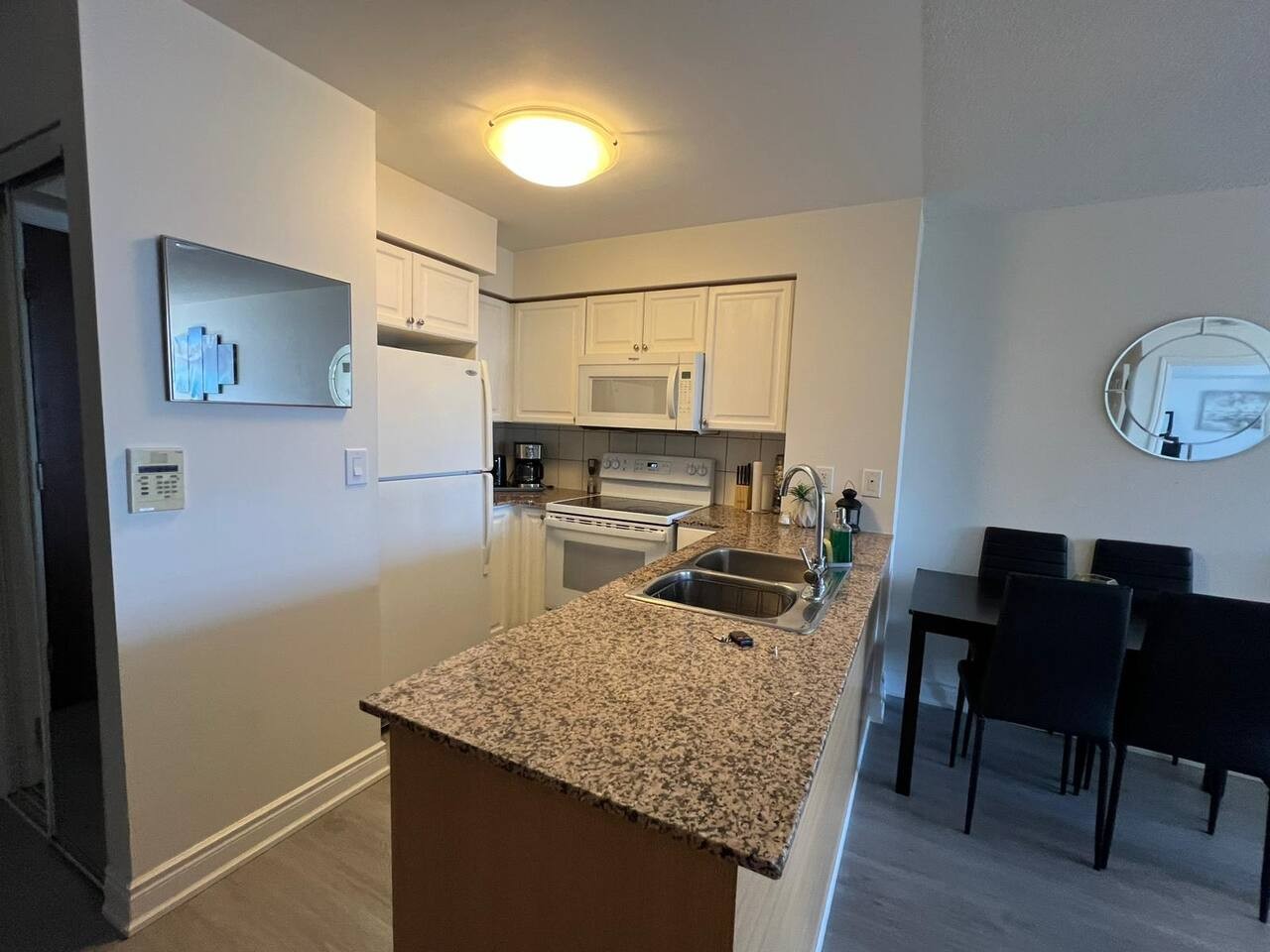 Sleek 2BR Stay Near Square One & Downtown photo 6