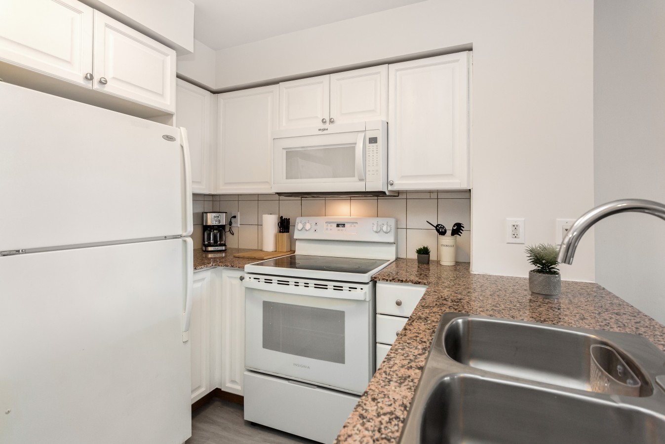 Sleek 2BR Stay Near Square One & Downtown — furnished suite photo 6 in Mississauga