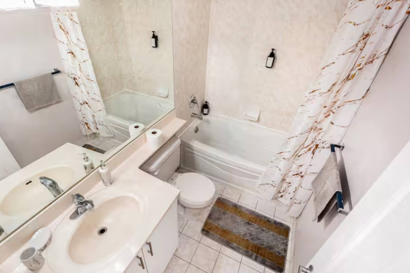 Stylish 2+1 Condo | Views Near SQ1 Mall photo 40