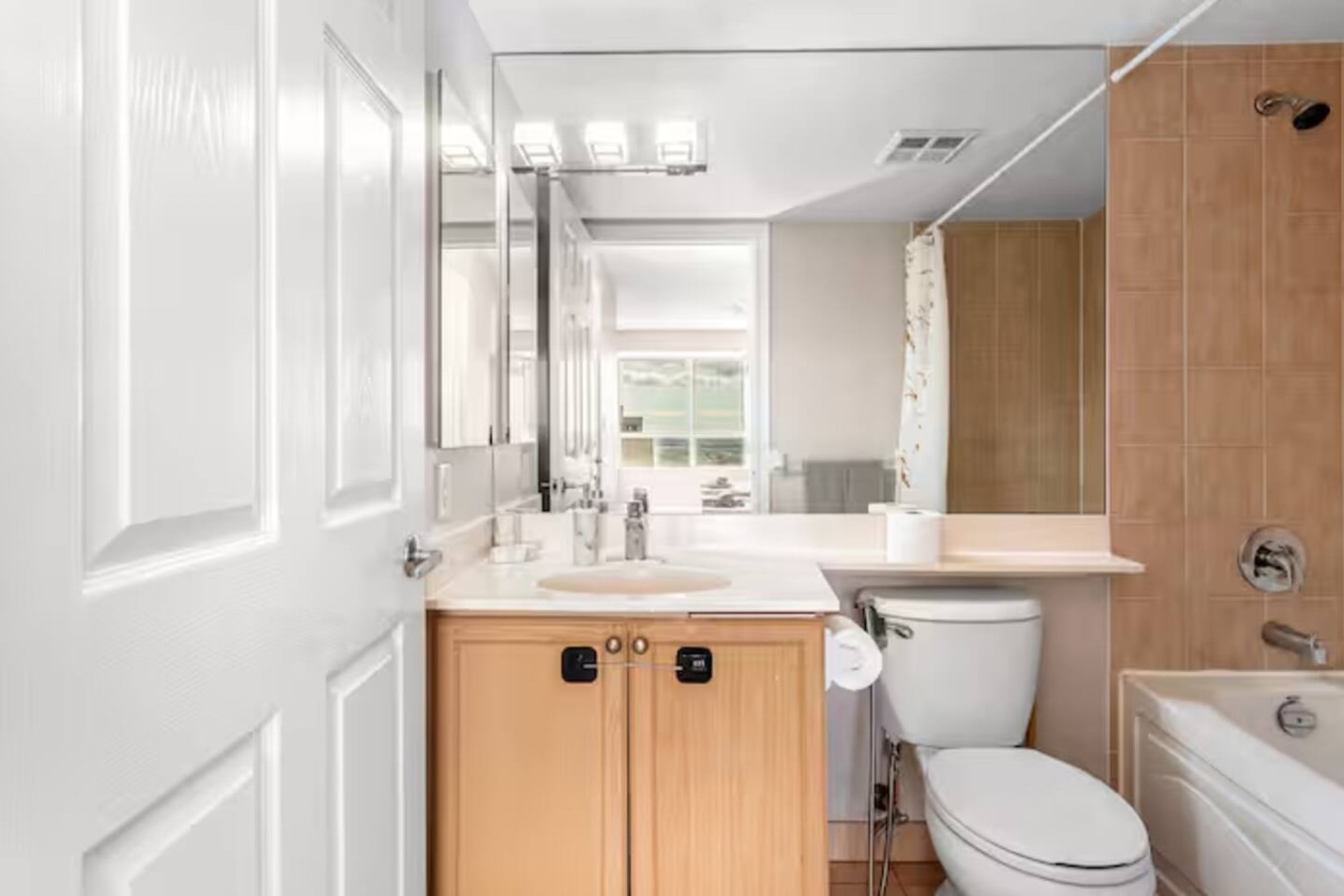 Stylish 2+1 Condo | Views Near SQ1 Mall photo 46