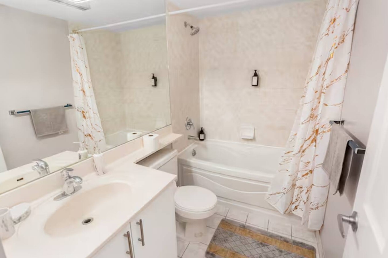Stylish 2+1 Condo | Views Near SQ1 Mall photo 41