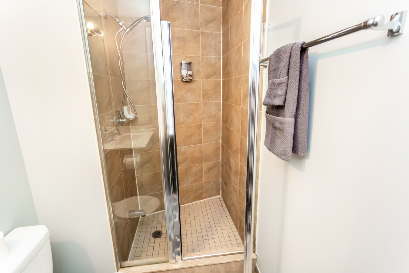Luxury 2BR/2BA Condo Near Square One — furnished suite photo 32 in Mississauga