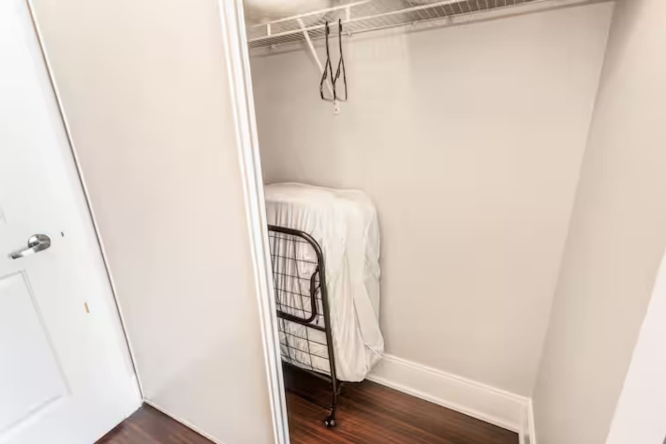 Luxury 2BR/2BA Condo Near Square One photo 33