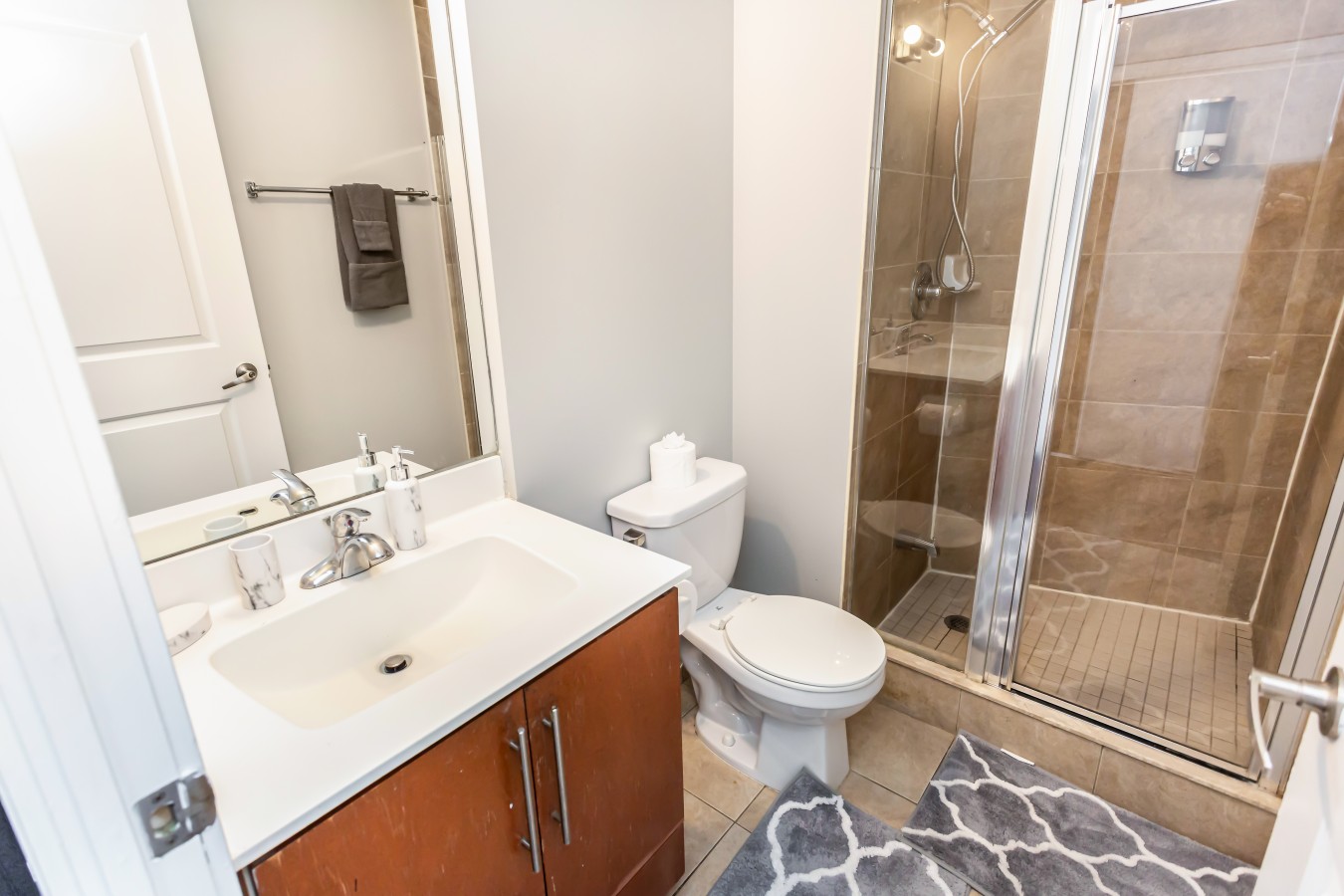 Luxury 2BR/2BA Condo Near Square One — furnished suite photo 34 in Mississauga