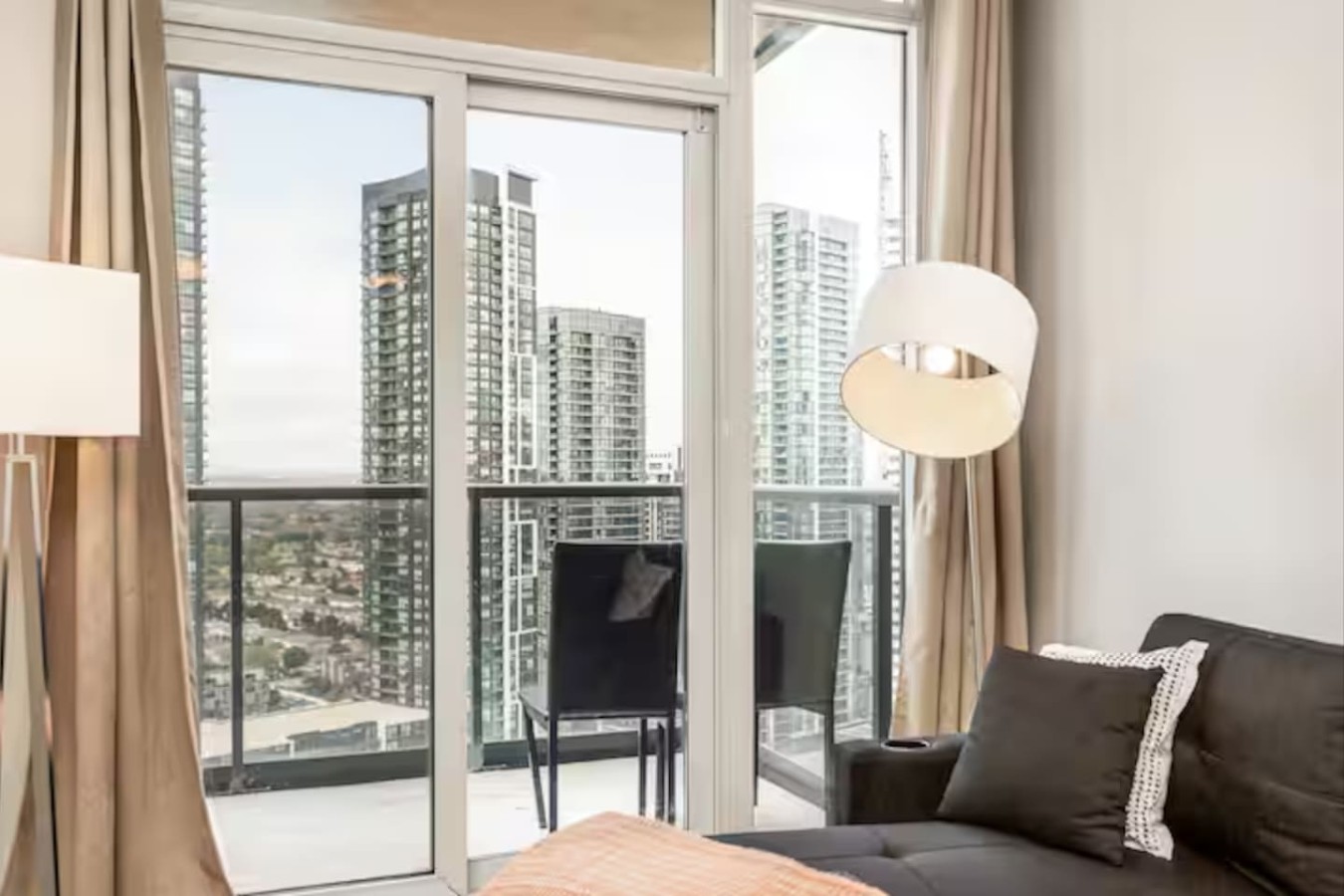 Luxury 2BR/2BA Condo Near Square One photo 8