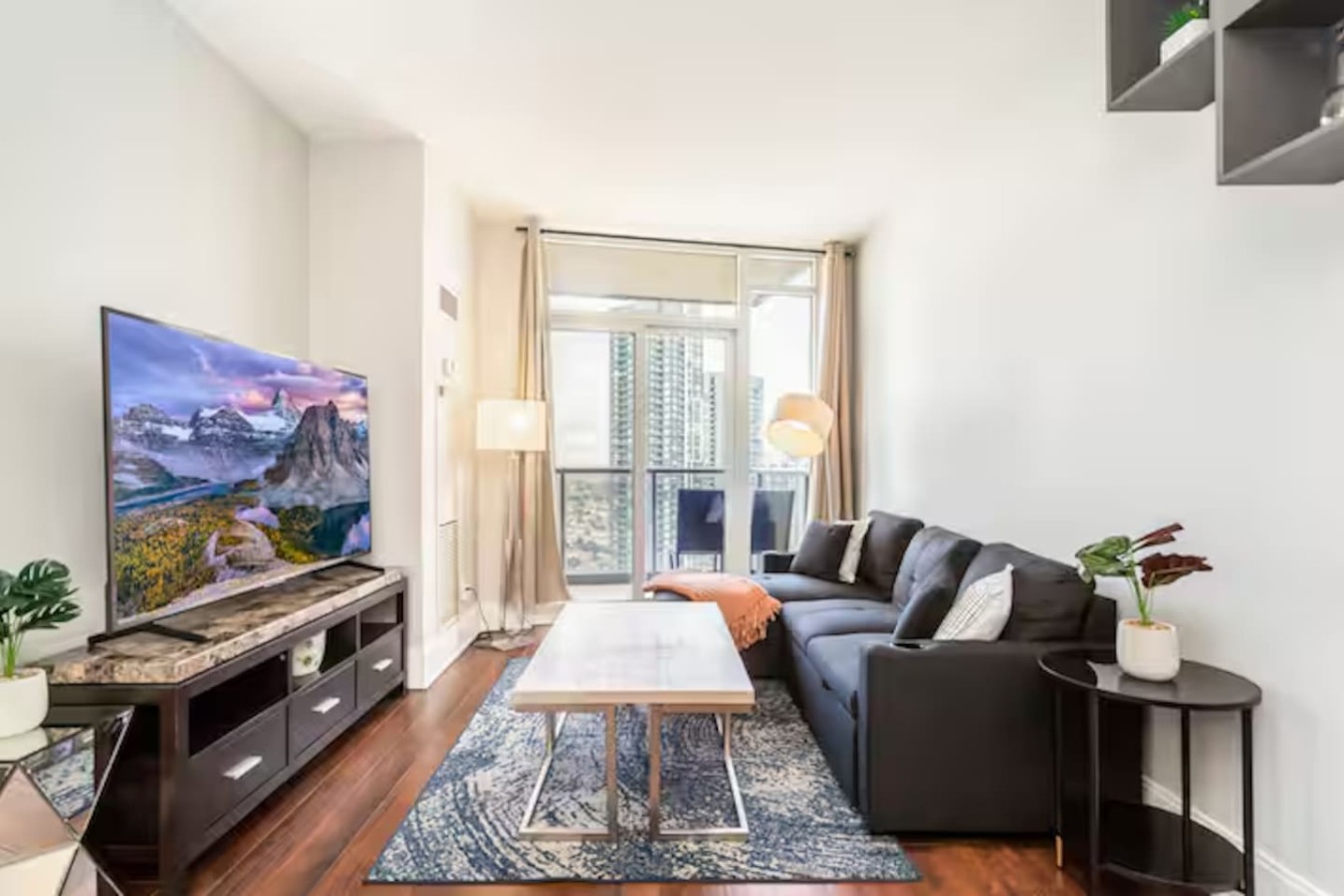 Luxury 2BR/2BA Condo Near Square One photo 2
