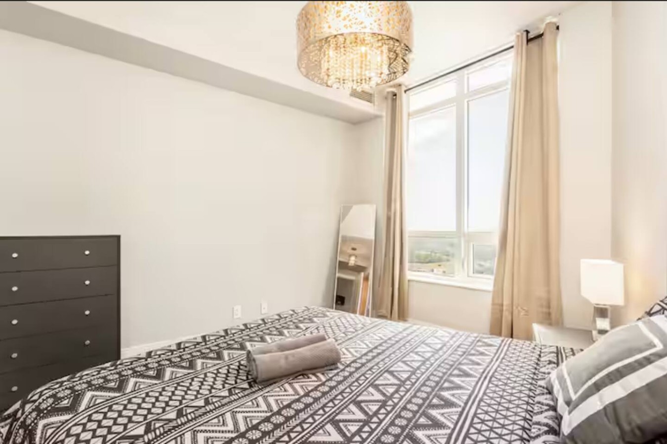 Luxury 2BR/2BA Condo Near Square One photo 26