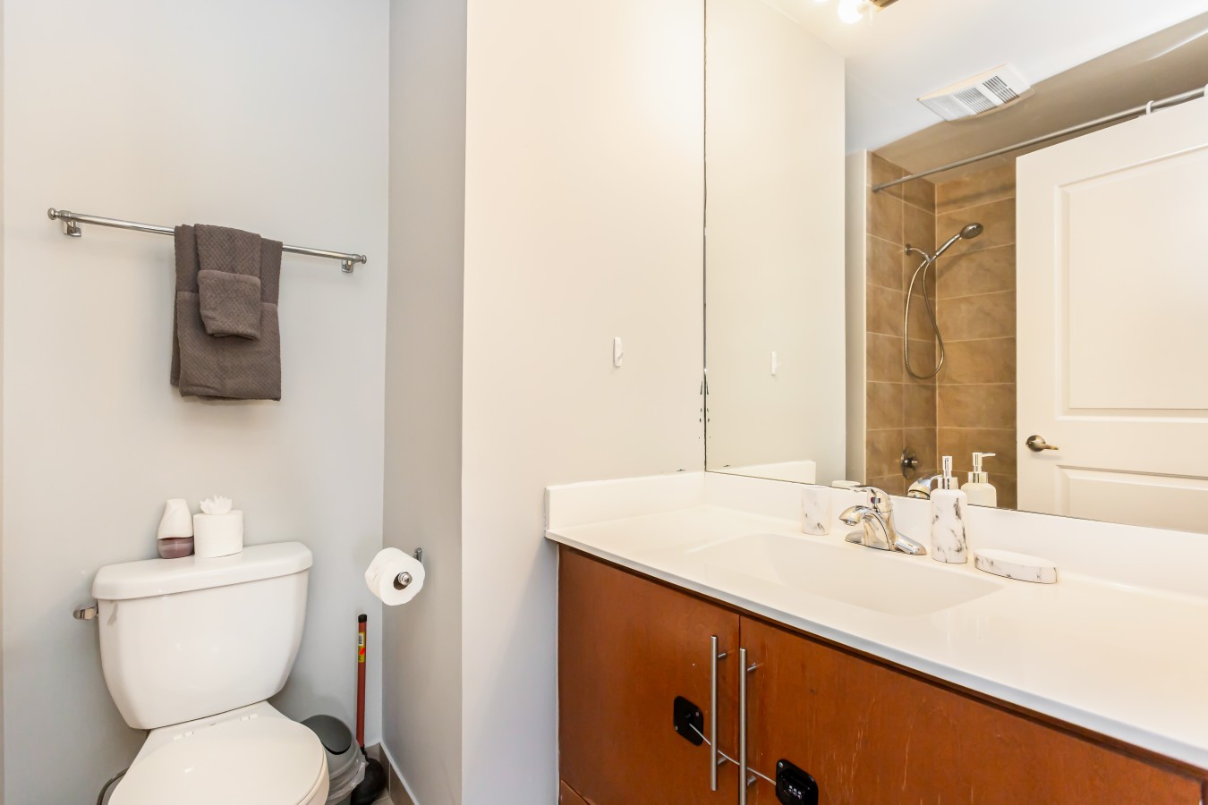 Luxury 2BR/2BA Condo Near Square One — furnished suite photo 35 in Mississauga