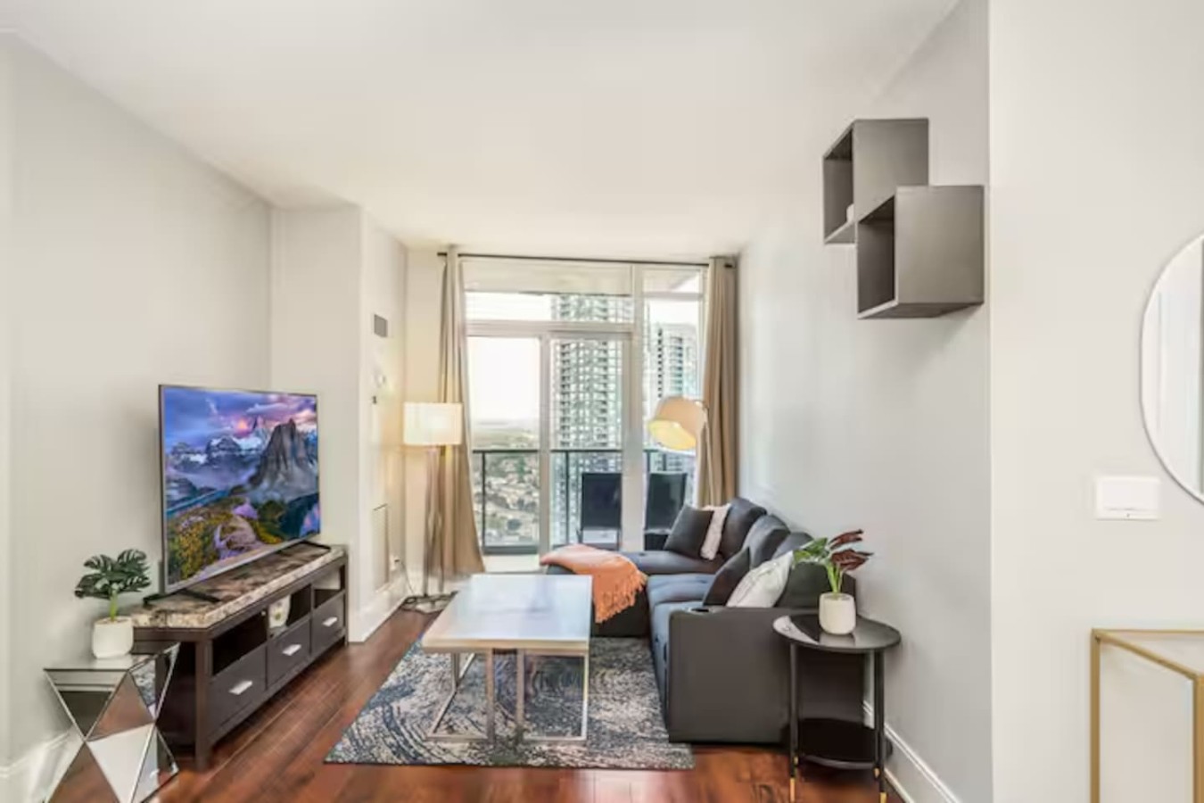 Luxury 2BR/2BA Condo Near Square One photo 11