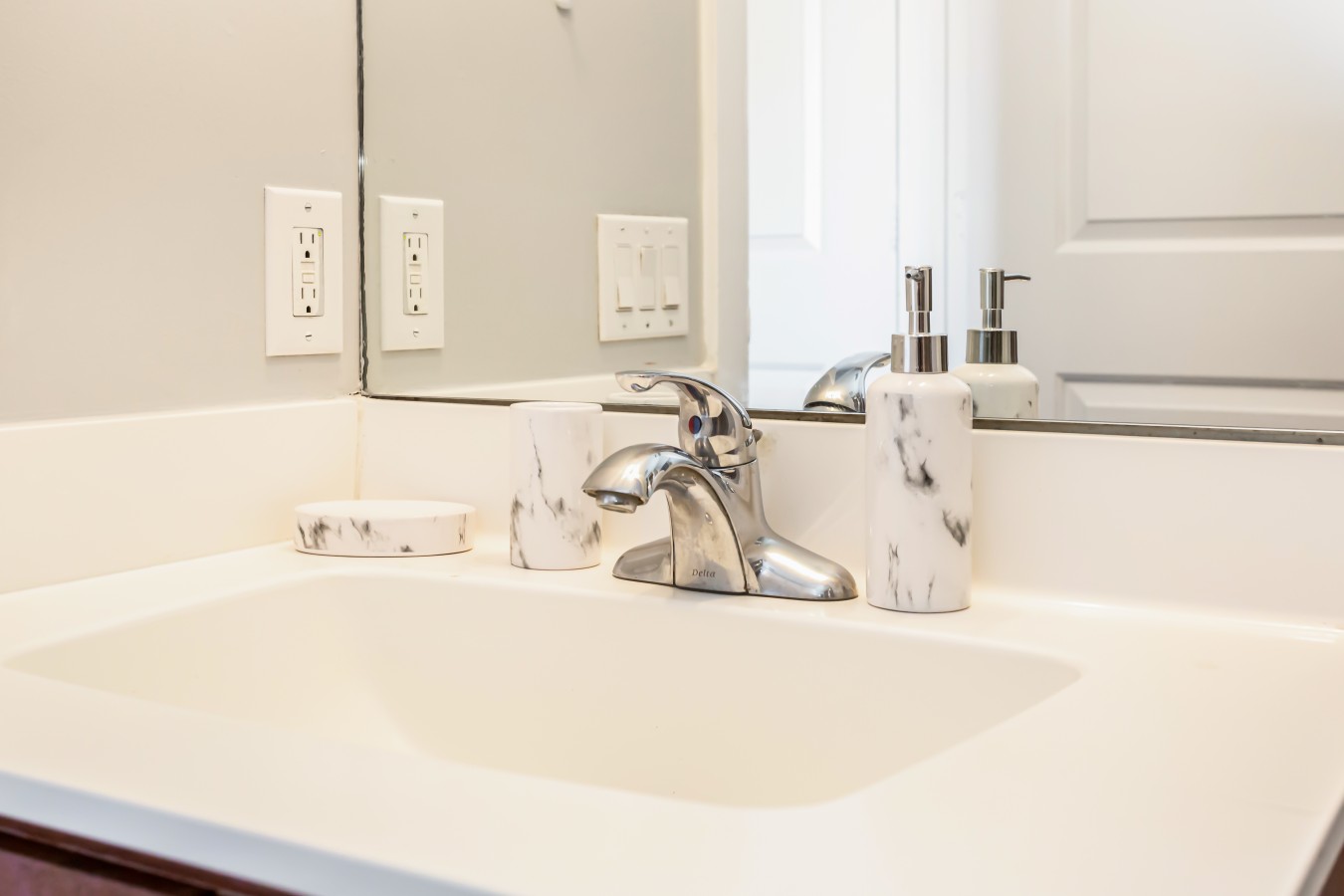 Luxury 2BR/2BA Condo Near Square One — furnished suite photo 33 in Mississauga