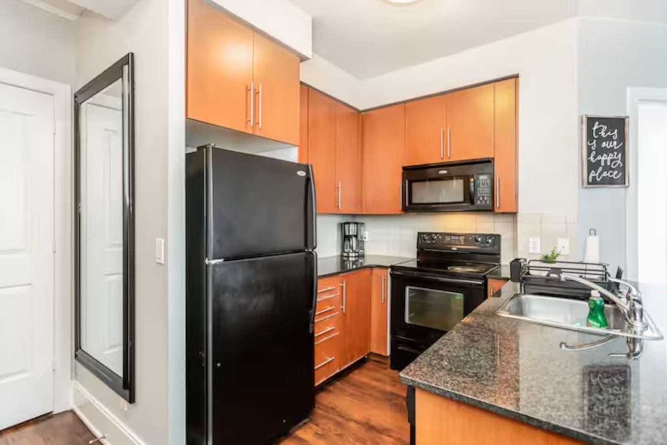 Luxury 2BR/2BA Condo Near Square One photo 17