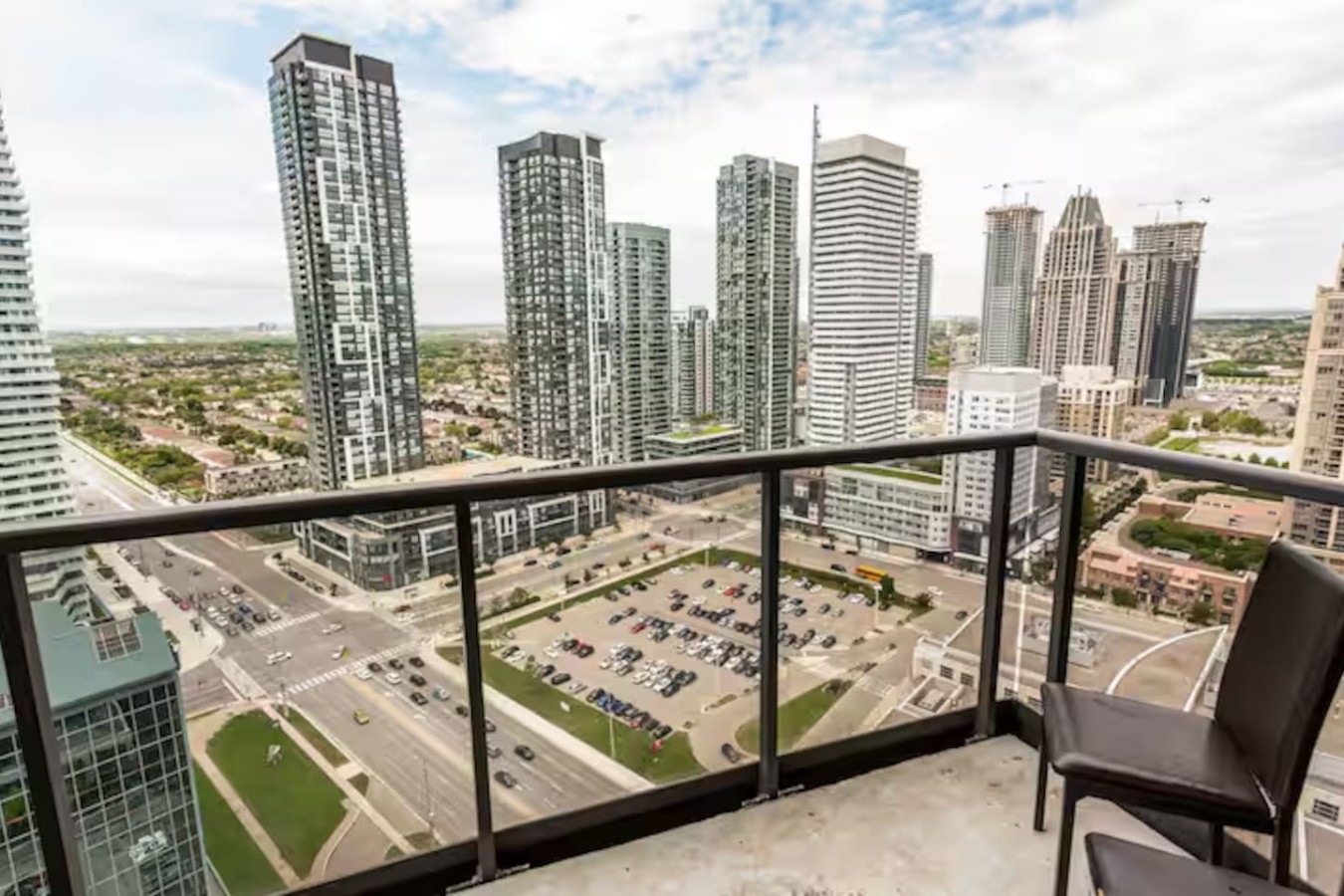 Luxury 2BR/2BA Condo Near Square One photo 3