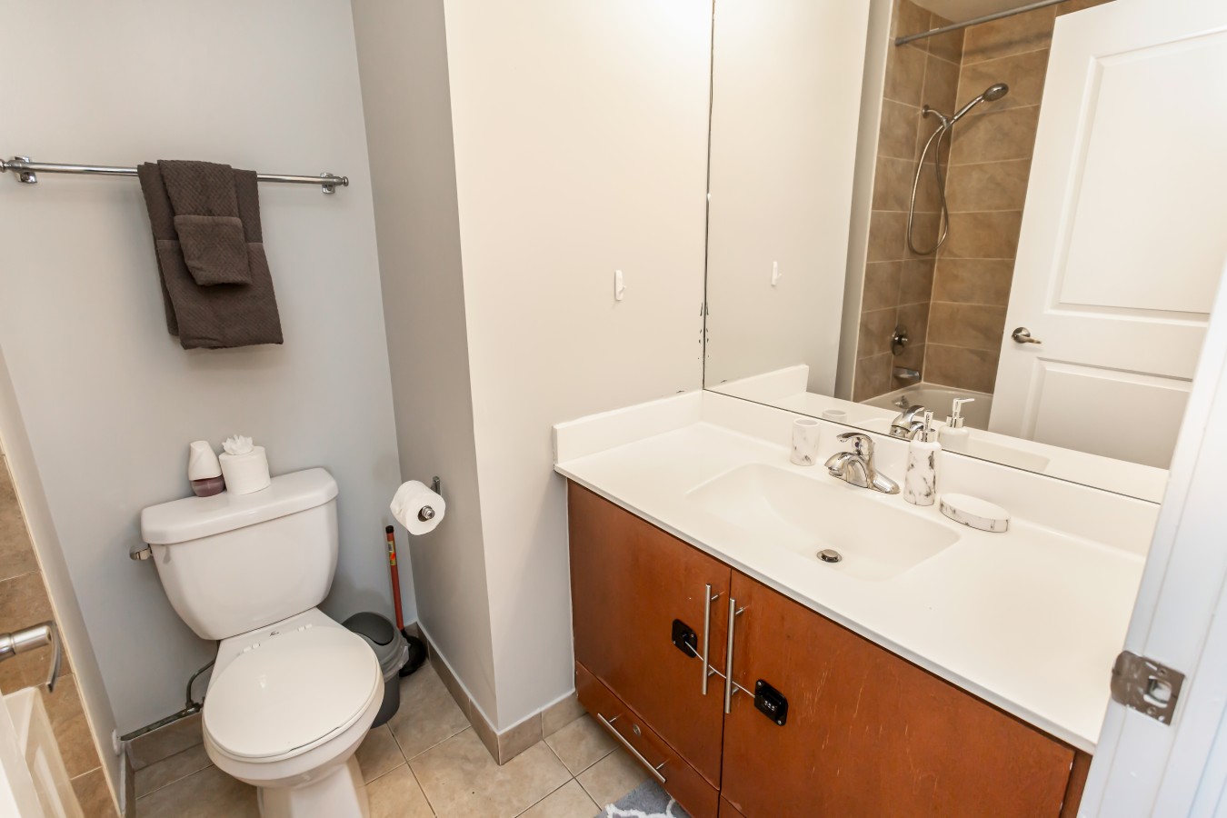 Luxury 2BR/2BA Condo Near Square One — furnished suite photo 36 in Mississauga