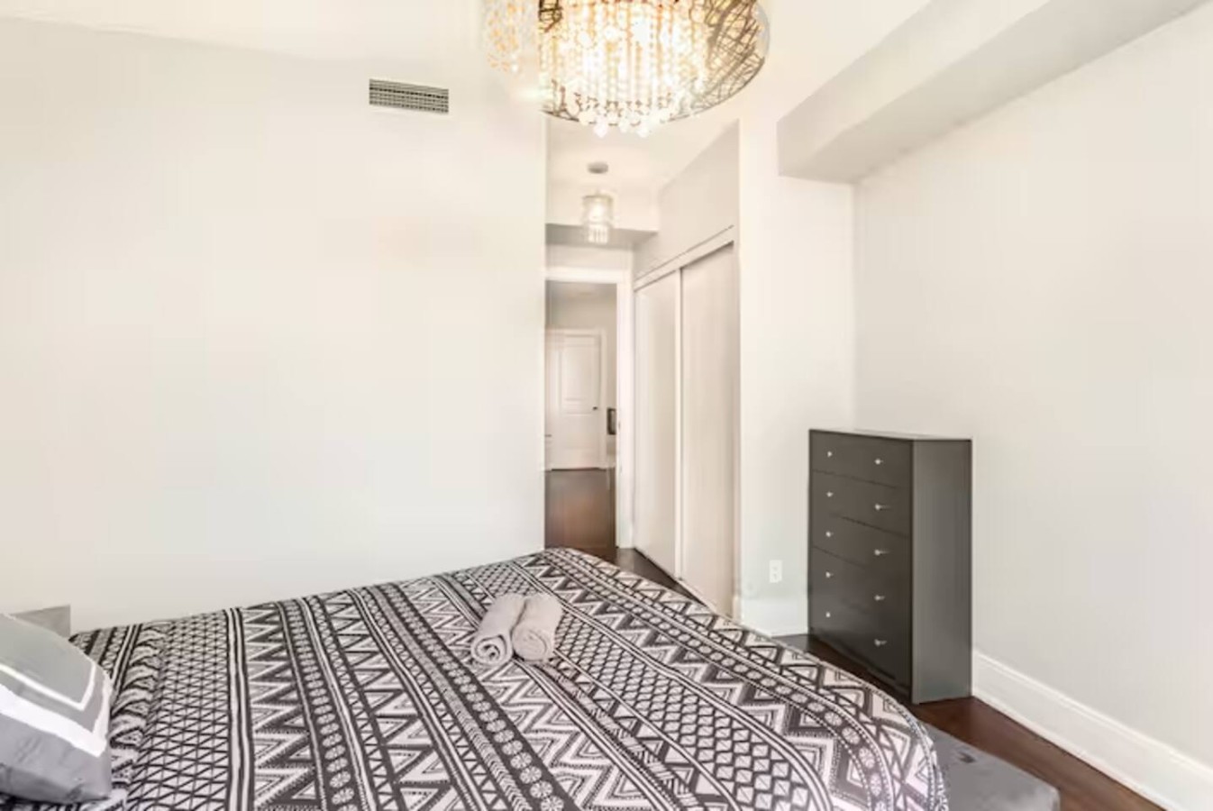 Luxury 2BR/2BA Condo Near Square One photo 19
