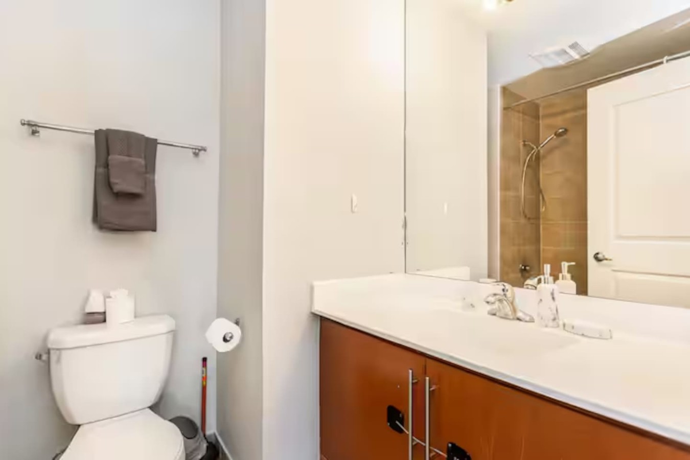 Luxury 2BR/2BA Condo Near Square One photo 22