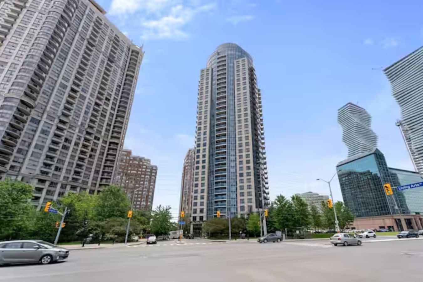 Luxury 2BR/2BA Condo Near Square One photo 5