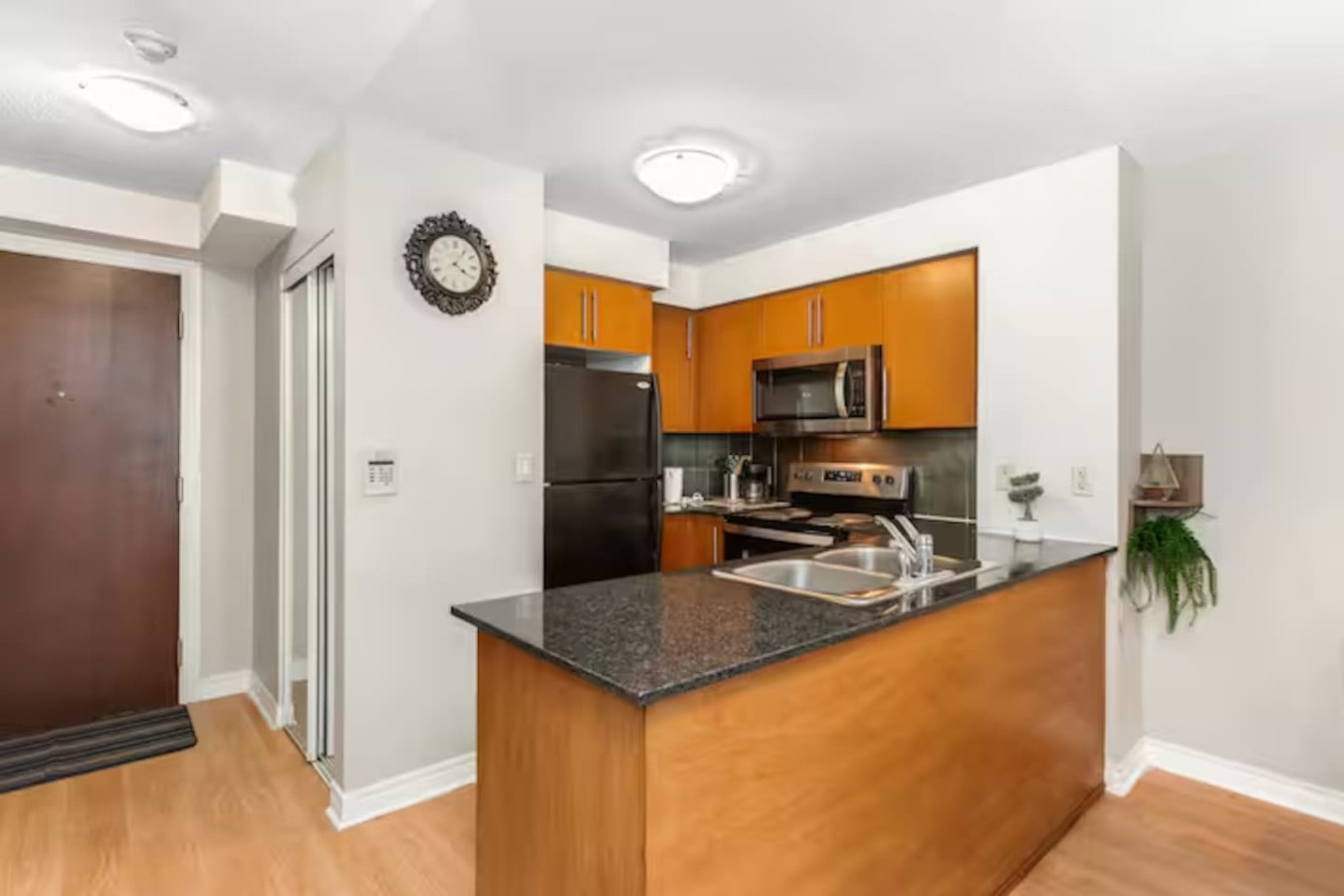 High-Rise Skyline Suite | Sleeps 5 | SQ1 photo 8