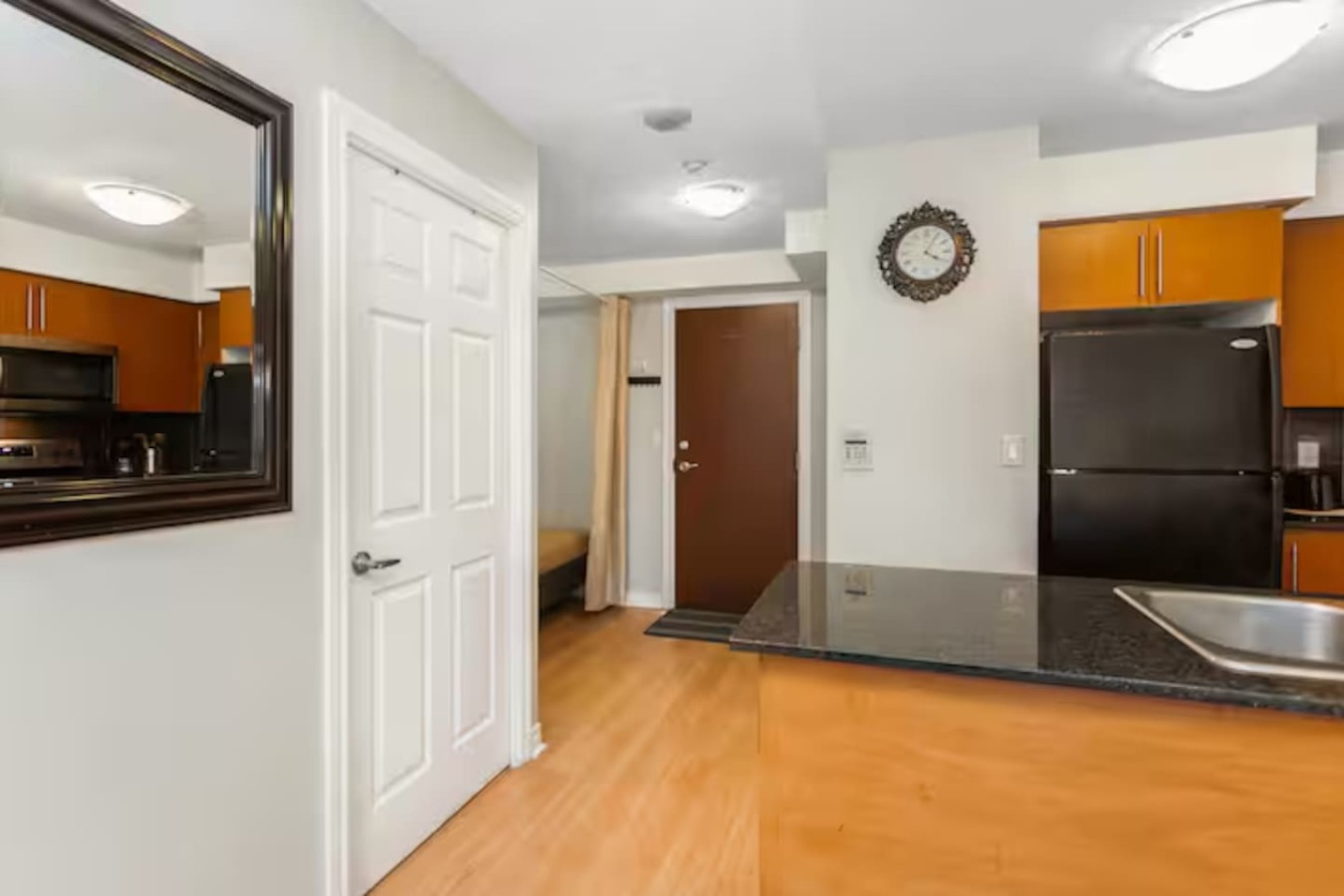 High-Rise Skyline Suite | Sleeps 5 | SQ1 photo 9