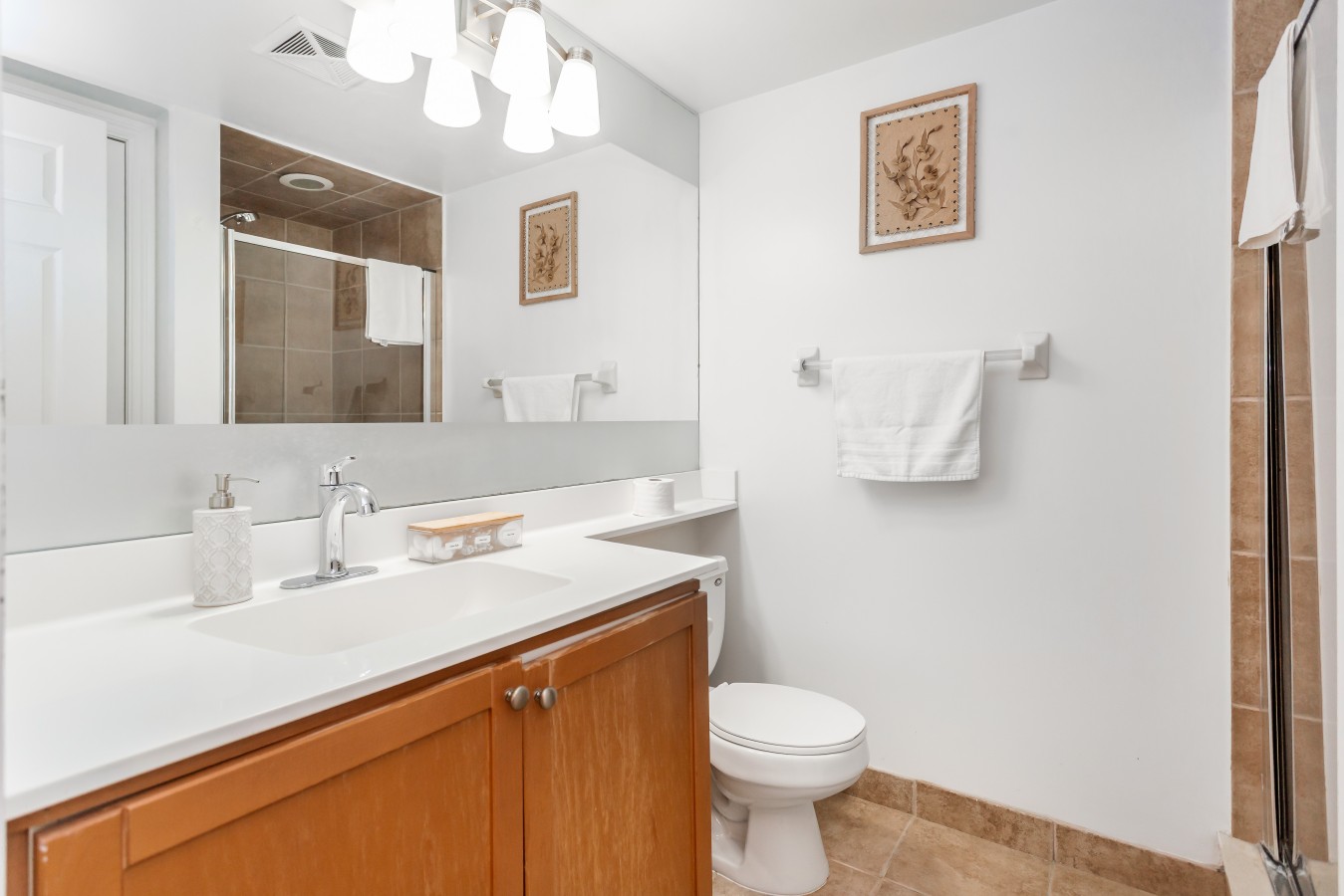 City Retreat | 2BR 2BATH | Sleeps 8 | Free Parking — furnished suite photo 45 in Mississauga