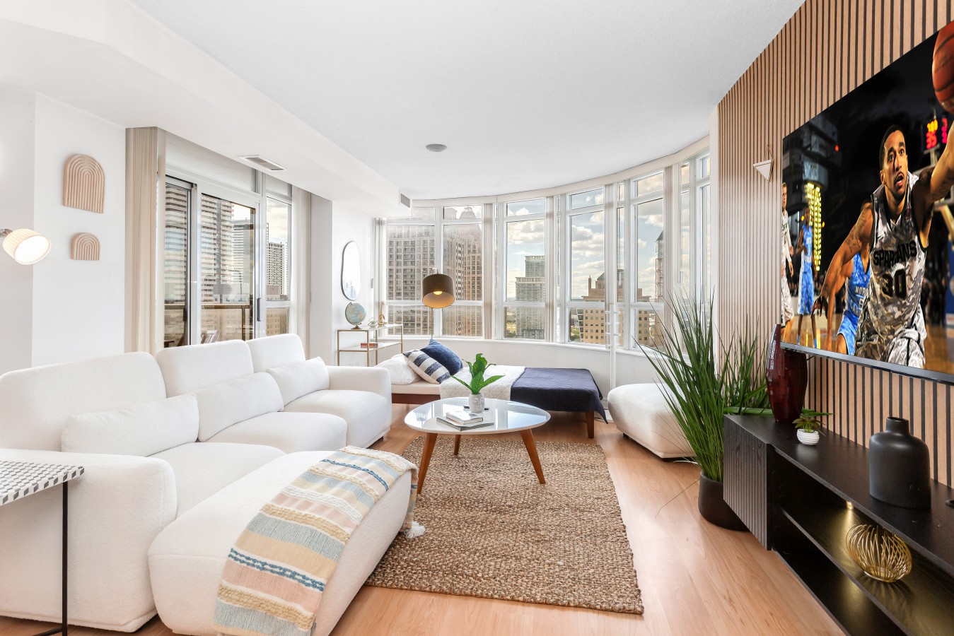 City Retreat | 2BR 2BATH | Sleeps 8 | Free Parking — furnished suite photo 20 in Mississauga